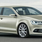 En Volkswagen Jetta parkerad på en gata. (AI text)