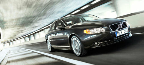 En Volvo S60 kör genom en tunnel. (AI text)
