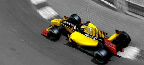 En racebil kör nerför en bana. (AI text)