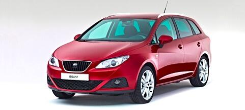En röd Seat Leon bil på vit bakgrund. (AI text)