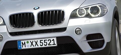 BMW X6-territäkt kör på vägen (AI text)