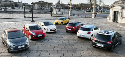 En grupp bilar parkerade på en stadstorget (AI text)