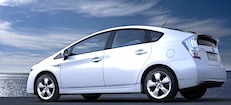En vit Toyota Prius parkerad på en gata. (AI text)