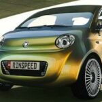 En liten bil parkerad under en bro. (AI text)