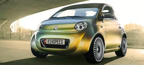 En liten bil parkerad under en bro. (AI text)