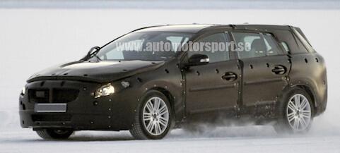 Mercedes-Benz C-klass spåks i snö (AI text)