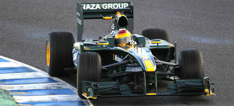 En gröna Lotus F1-bil kör på en bana. (AI text)