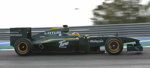 En grönt lotus F1-bil kör på en bana. (AI text)