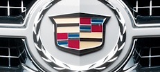 Cadillac-logotypen syns på ratten av bilen. (AI text)