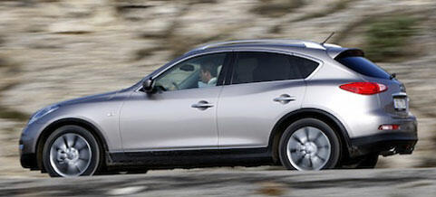 En silverfärgad Infiniti QX50 kör nerför en bergsväg. (AI text)
