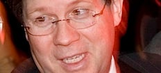 En man i kostym och slips (AI text)