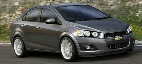 Chevrolet Aveo - en bil som kör längs en väg (AI text)