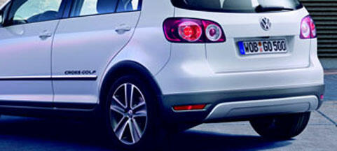 En vit Volkswagen Polo parkerad på en gata. (AI text)