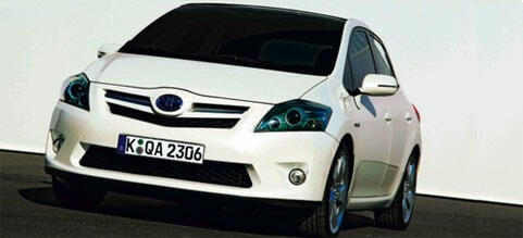 En vit Toyota Auris kör på en väg. (AI text)