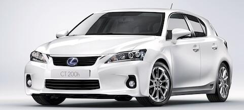 Lexus CTS är en vit bil. (AI text)