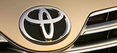 En Toyota-logga på grillen på en bil (AI text)