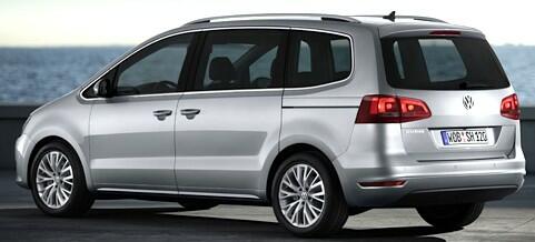 En silverfärgad Volkswagen Touran parkerad på en gata. (AI text)