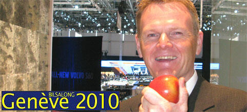 En man äter en äpple på Genève-bilutställningen 2010. (AI text)