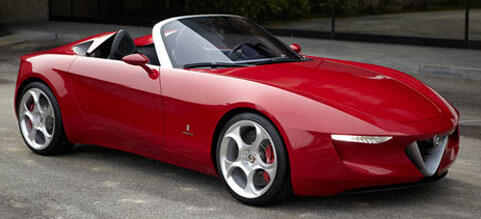 En röd Alfa Romeo sportbil parkerad framför ett byggnad. (AI text)