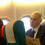 En grupp personer sitter på ett flygplan. (AI text)