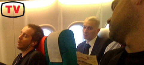 En grupp personer sitter på ett flygplan. (AI text)