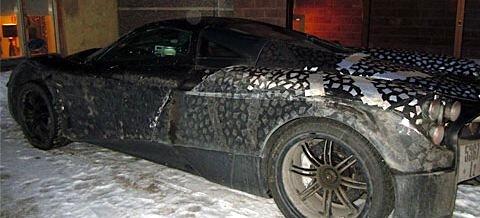 En parkerad bil i snön (AI text)