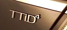 En tidig bil med ordet "tid" på sidan. (AI text)