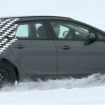 en bil kör på en snöig väg (AI text)