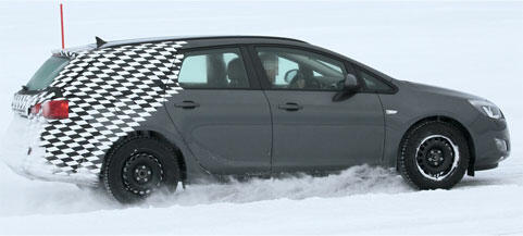 en bil kör på en snöig väg (AI text)