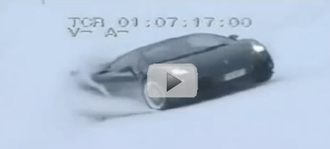 En Lamborghini GTB S kraschar in i en snödriva. (AI text)