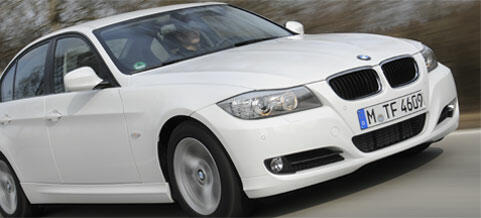 BMW 3-serien sedan kör ner vägen (AI text)