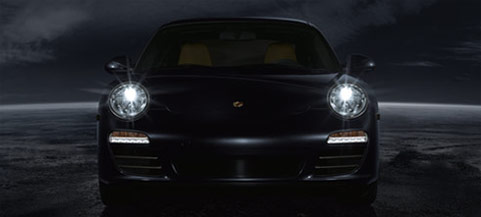En Porsche Cayenne GTS i mörker. (AI text)