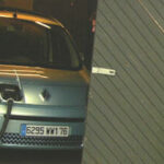 En bil parkerad i ett garage (AI text)