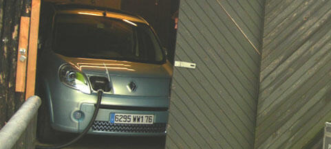 En bil parkerad i ett garage (AI text)