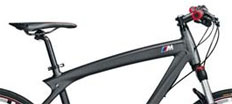 En cykel med röda handtag och svart säte. (AI text)