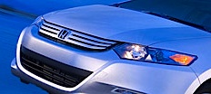 En Honda Odyssey kör längs vägen. (AI text)