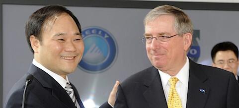 Två män i kostym skakar hand vid en konferens. (AI text)