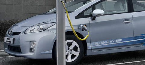 En Toyota Prius ansluts till en elbilsladdare. (AI text)