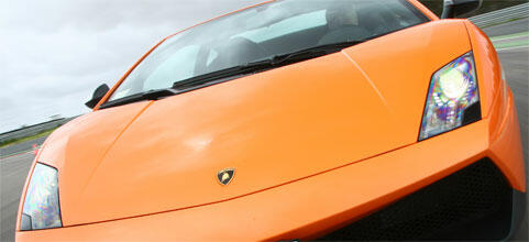 En Lamborghini GT4 (AI text)