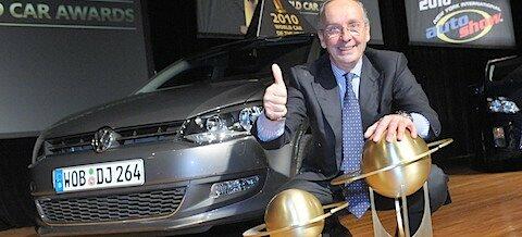 En man i kostym och slips poserar med en guldpris. (AI text)