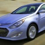 En blå Hyundai Sonata kör längs en ökenväg. (AI text)