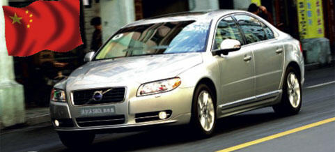 En bil kör nedför en gata med en kinesisk flagga. (AI text)