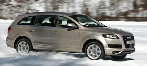 Audi Q7 SUV körande i snö (AI text)