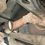 En mekaniker arbetar på en bil. (AI text)