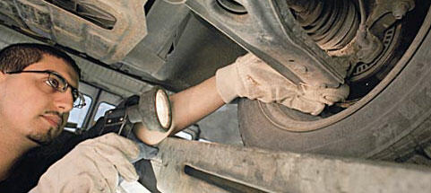 En mekaniker arbetar på en bil. (AI text)