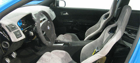 En blå bil med svart inredning. (AI text)