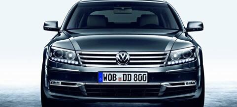 En Volkswagen Atlas-terrängbil i en mörk rum. (AI text)