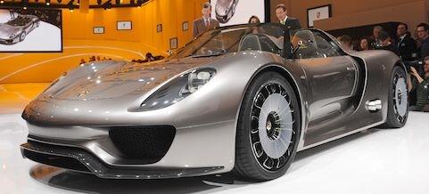 En Porsche 918 Spyder utställd på St. Louis bilmesse. (AI text)