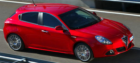 En röd Alfa Romeo kör på en motorväg. (AI text)