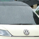 En kvinna står bredvid en bil. (AI text)